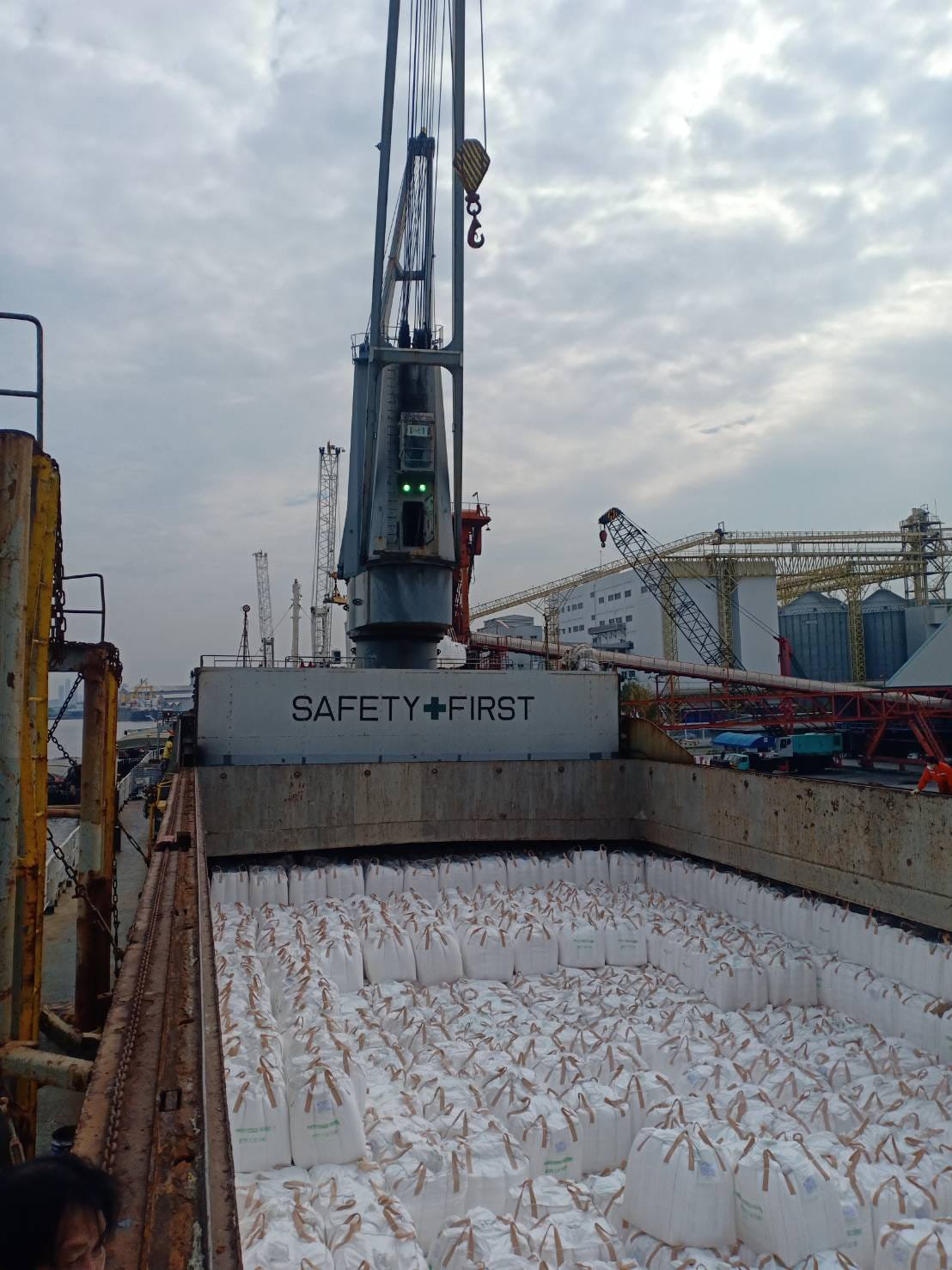 Vessel loading at port